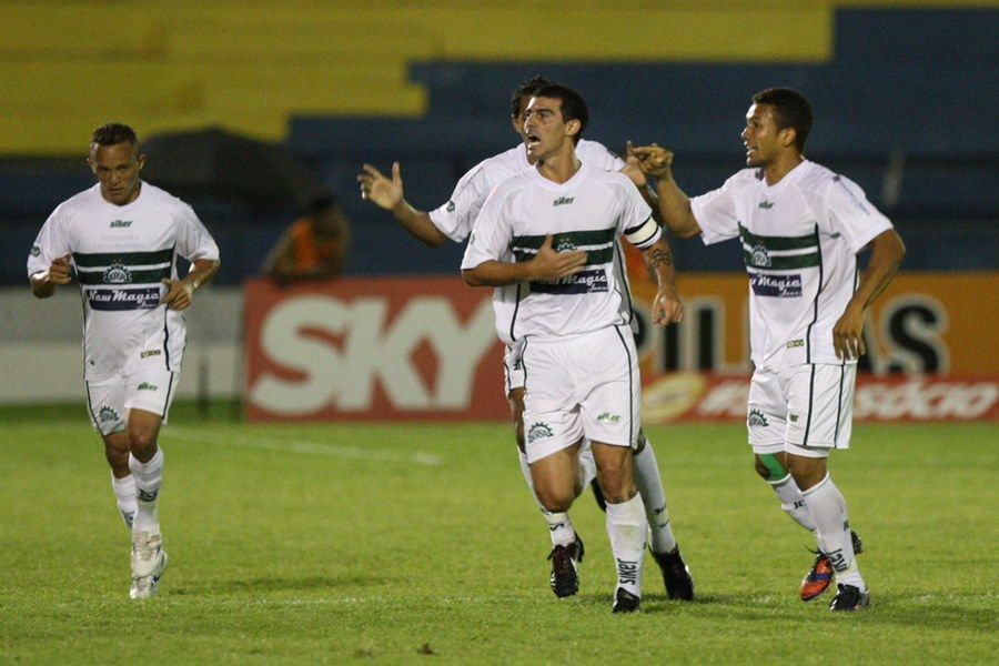 Jogadores do Icasa comemoram gol sobre o Joinville / Miséria.com/Futura Press/Folhapress