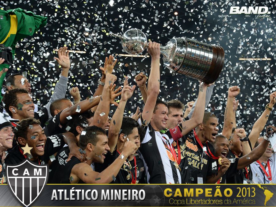Réver ergue a taça de campeão da Libertadores / Vanderlei Almeida/AFP