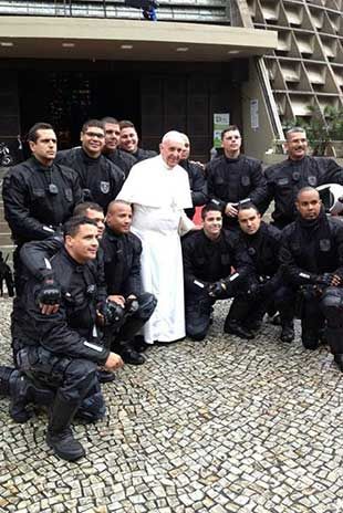Policiais são responsáveis pela escolta do pontífice pelas ruas da cidade / Marcio Campos