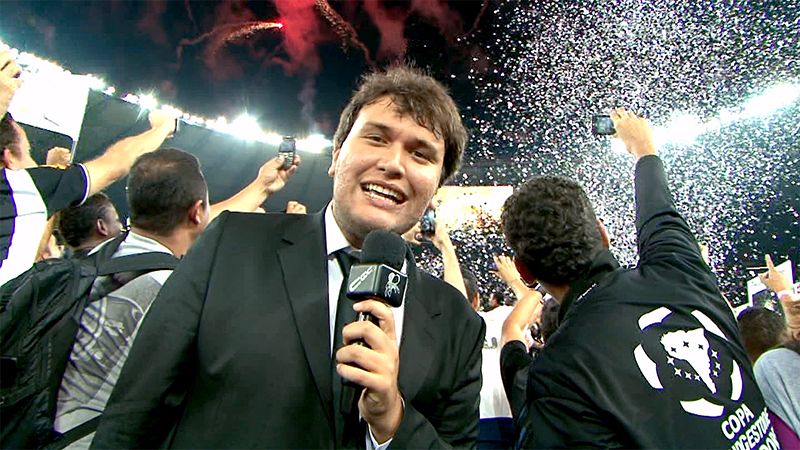 Ronald Rios festeja com os jogadores campeões da Libertadores / 