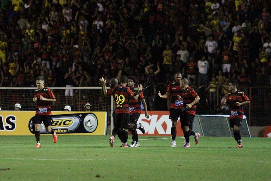 Jogadores do Sport comemora gol na vitória sobre o Criciúma / Widio Joffre/Folhapress