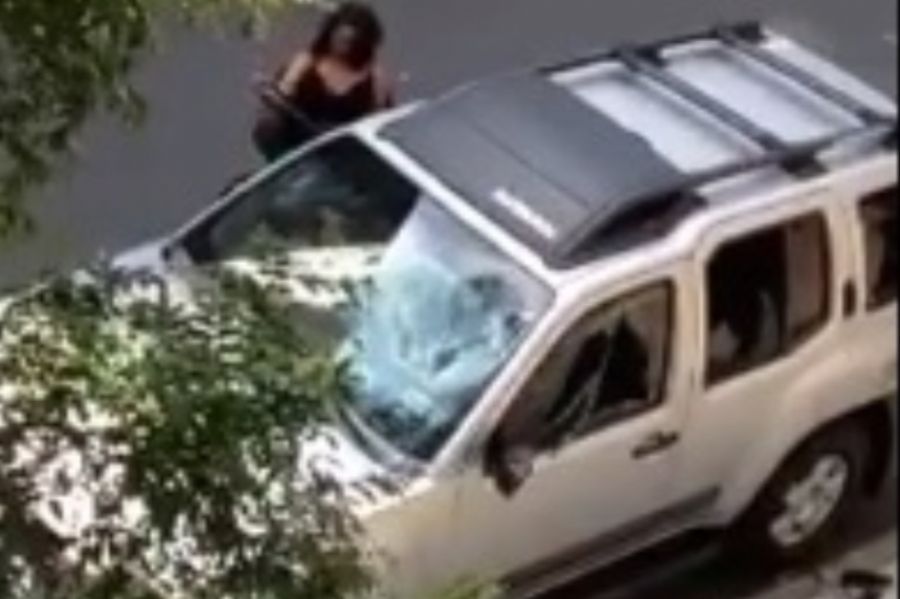 Mulher destruiu todos vidros do carro / Reprodução/YouTube