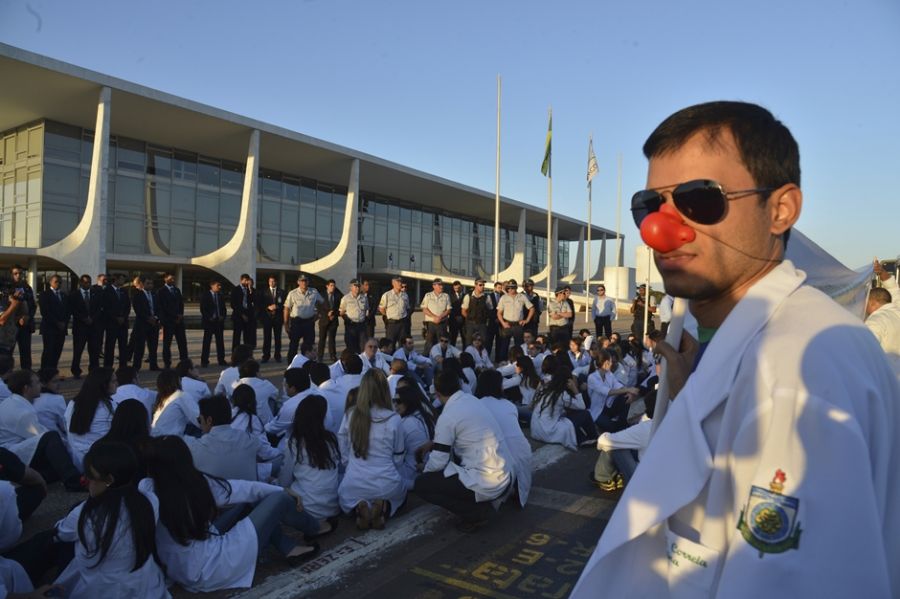 Cerca de 70 profissionais protestaram na frente do Ministério da Saúde em Brasília / Valter Companato/ABr
