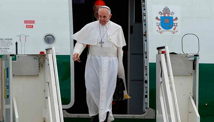 O Papa Francisco desembarcando do avião