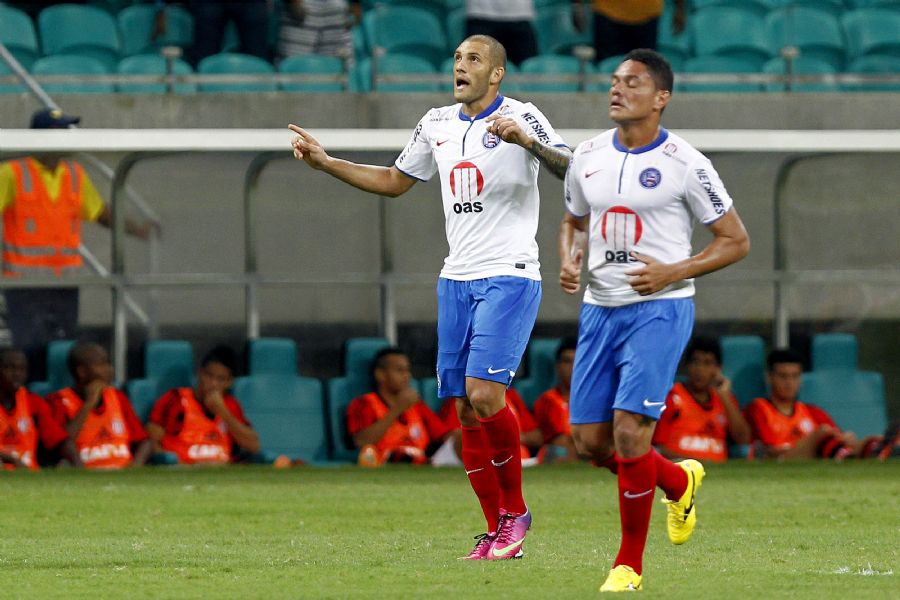 Fernandão (E) marcou o primeiro gol do Bahia na vitória contra o Flamengo / Felipe Oliveira/Agif/Folhapress