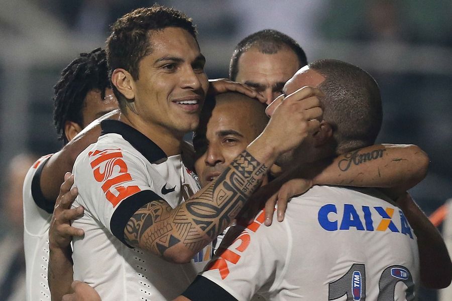 Corintianos abraçam Emerson (centro), autor do primeiro gol / Rivaldo Gomes/Folhapress
