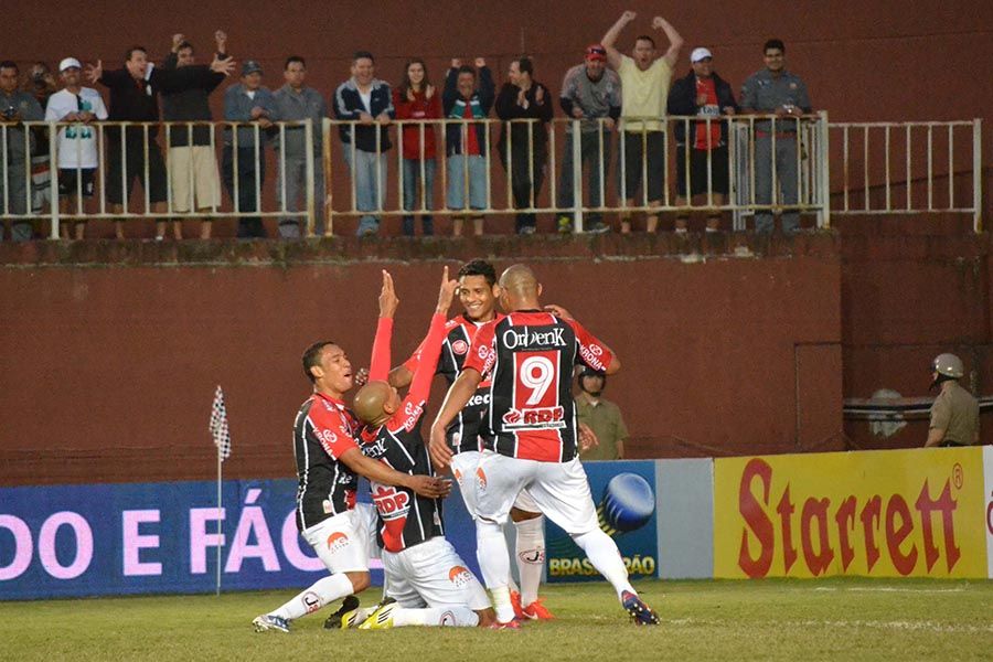 Jogadores do Joinville festejam: time voltou ao G4 / Leandro Ferreira/Futura Press/Folhapress