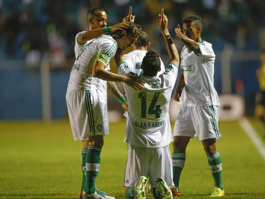 Alan Kardec, de joelhos, comemora o gol do Palmeiras contra o Sâo Caetano / Pervi Fonseca/AGIF/Folhapress