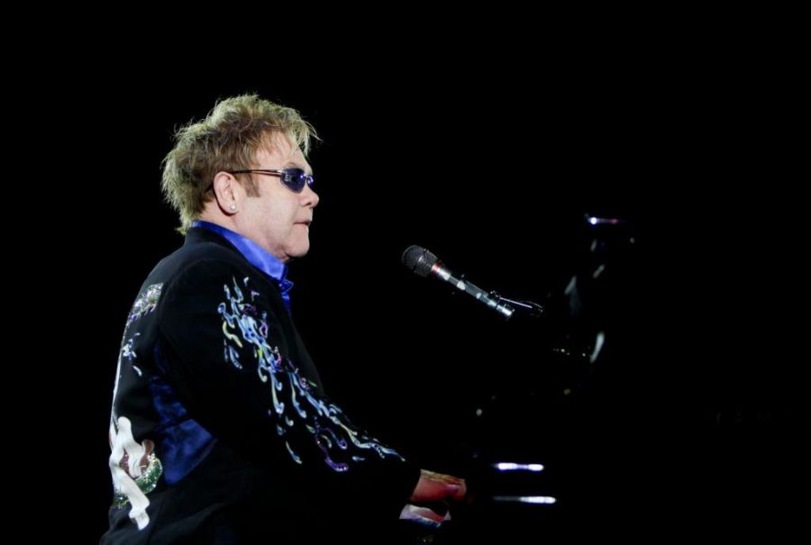 Elton John está ajudando um grupo de jovens talentos