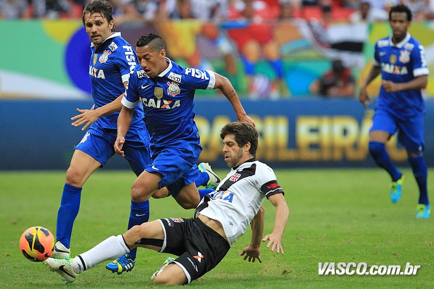 Juninho tenta roubar bola de Ralf durante jogo no Mané Garrincha / Divulgação/Vasco