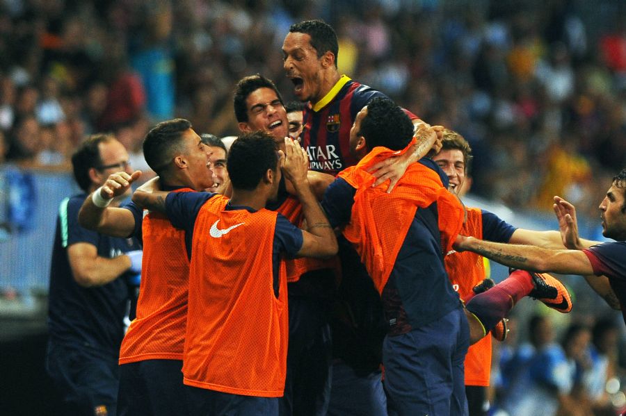 Adriano comemora o gol com os jogadores reservas do Barcelona / Jorge Guerrero/AFP