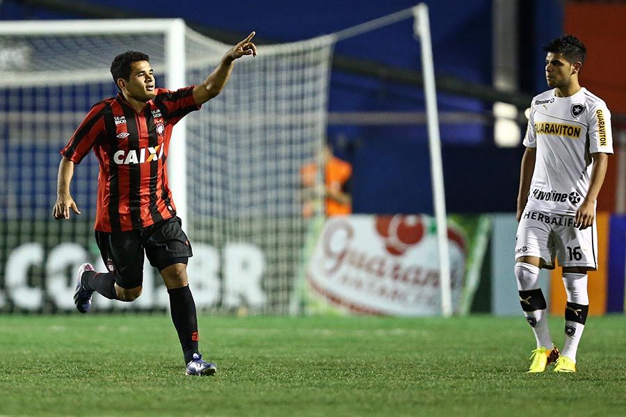 Ederson comemora gol contra o Botafogo / Heuler Andrey/AGIF/Folhapress