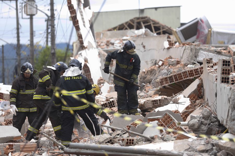 Bombeiros procuram vítimas nos escombros do prédio desabado / Vanessa Carvalho/Brazil Photo Press/Folhapress