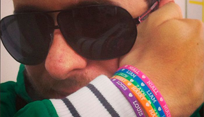 Mau Meirelles mostra suas pulseiras do One Direction / Divulgação/Instagram