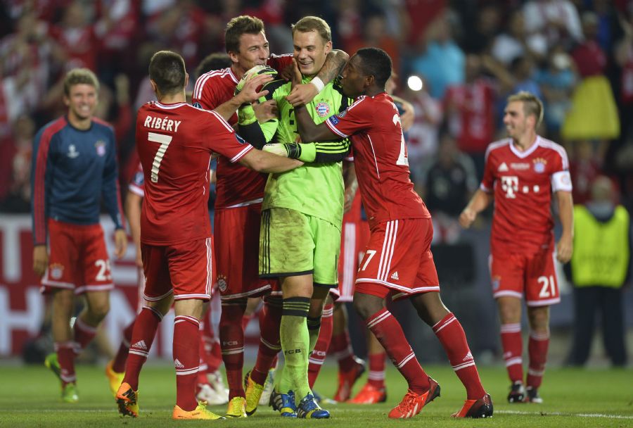 Jogadores do Bayern abraçam o goleiro Neuer por defender o pênalti que garantiu o título / Odd Andersen/AFP