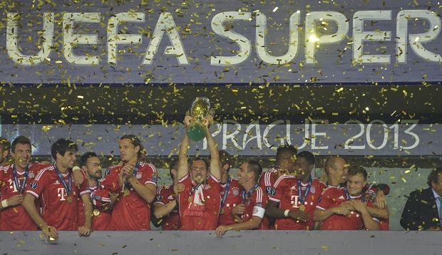 Ribery ergue a taça da Supercopa da Europa com os demais jogadores do Bayern