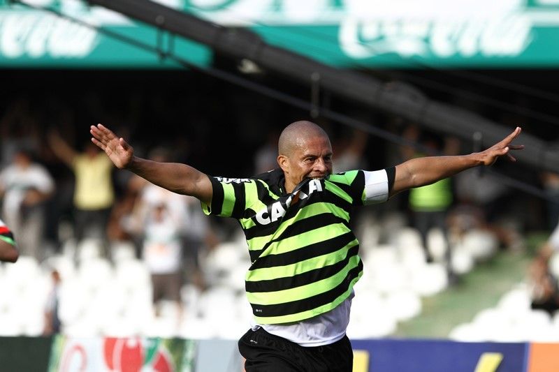 Alex comemora um dos dois gols que fez na vitória do Coritiba contra o São Paulo no Couto Pereira /  Geraldo Bubniak/Fotoarena/Folhapress