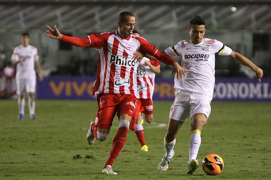 Cícero (D) e Derley disputam a bola na partida entre Santos e Náutico / Lucas Baptista/Futura Press/Folhapress