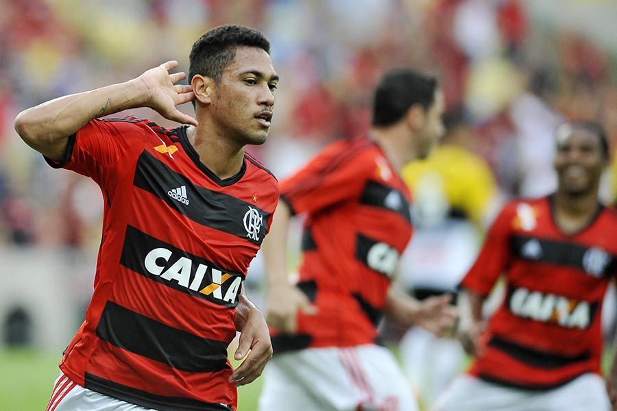 Hernane marcou duas vezes e comandou a vitória do Flamengo contra o Criciúma / Dhavid Normando/Futura Press/Folhapress