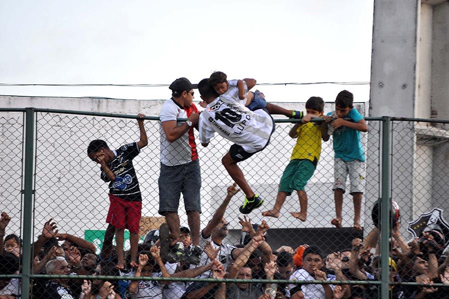 Crianças pulam o alambrado do Frasqueirão em meio ao tumulto / Frankie Marcone/Futura Press/Folhapress