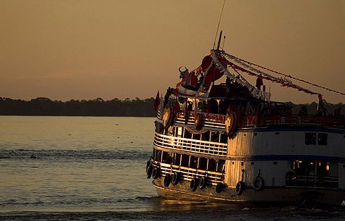 Embarcações são boas opções de hospedagem no Festival de Parintins