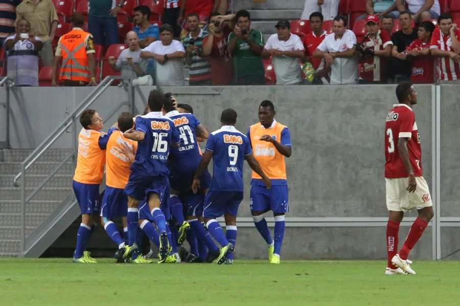 Jogadores do Cruzeiro comemoram gol de Éverton Ribeiro, que marcou de pênalti / Otavio de Souza/AGIF/Folhapress