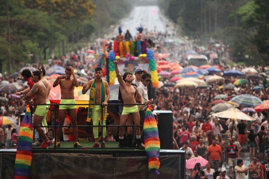 Parada Gay reúne centenas em Brasília Notícias Cidades