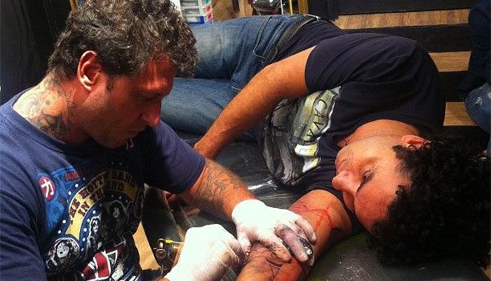 Marco Luque fazendo sua tatuagem / Divulgação/Instagram