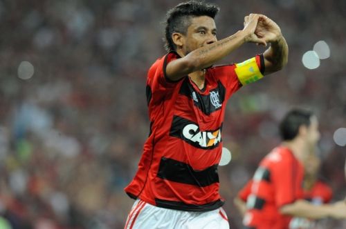 Leó Moura faz coração para a torcida do Flamengo após marcar no clássico / Alexandre Vidal/Fla Imagem