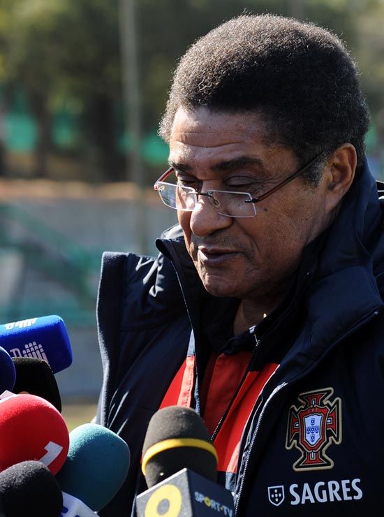 Eusébio dá entrevista durante treino de Portugal, na África do Sul / Foto: Francisco Leong/AFP