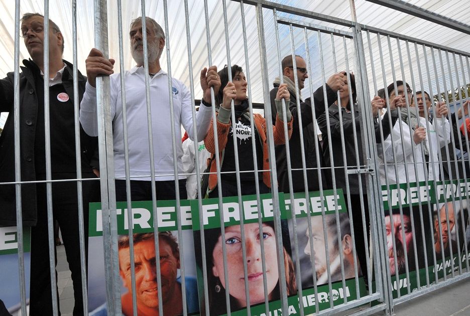 Líder do Greenpeace convidou os representantes de 30 ONGs a entrarem em uma cela instalada na praça / PIERRE ANDRIEU / AFP