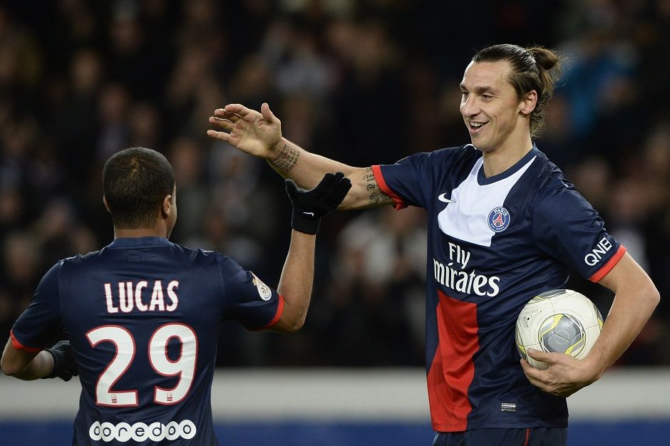 Ibrahimovic comemora com Lucas gol marcado pelo PSG / Franck Fife/AFP