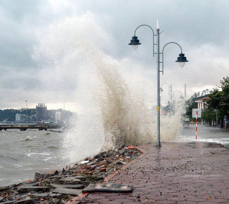 Forte onda atinge rua costeira na província de Quang Ninh, no Vietnã. / AFP/Vietnam News Agency