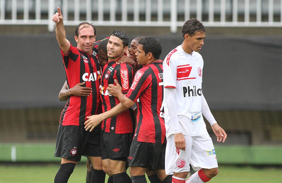 Paulo Baier (E) comemora seu gol contra o Náutico / Franklinde Freitas/Folhapress