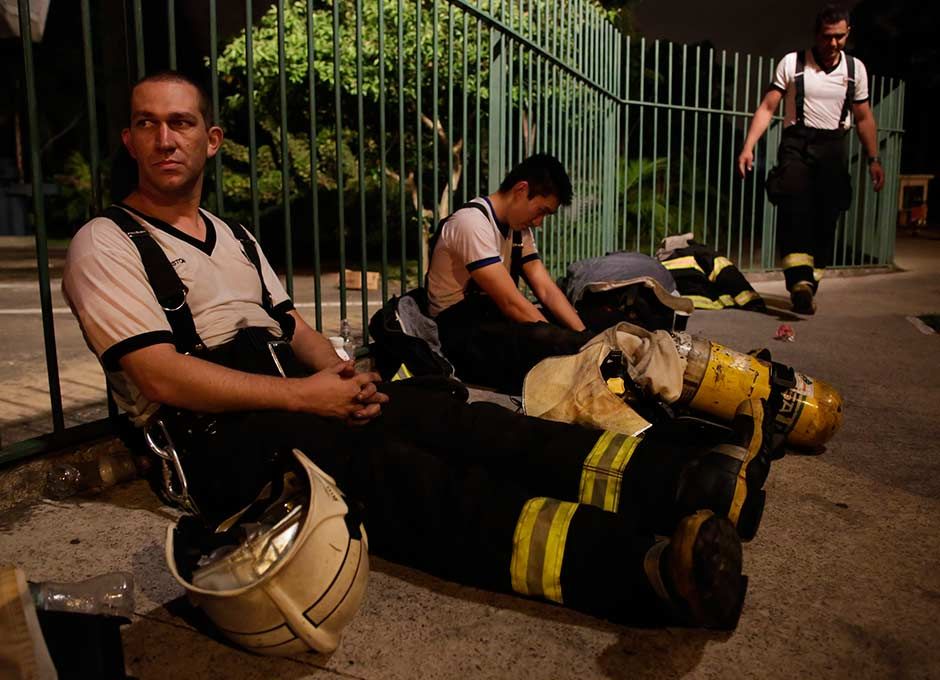 Bombeiros só conseguiram debelar o fogo no final da sexta / Alice Vergueiro/Futura Press/Folhapress
