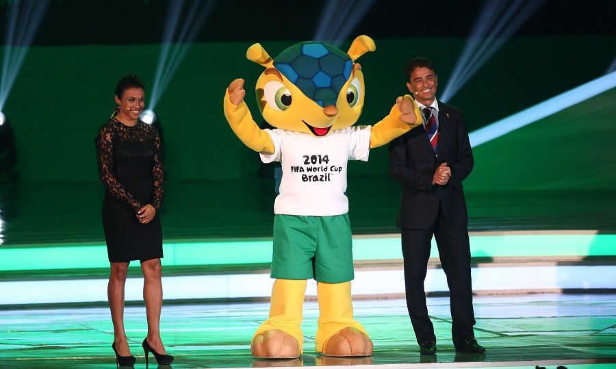 Fuleco, o mascote da Copa, entre Marta e Bebeto / Divulgação/Mowa Press