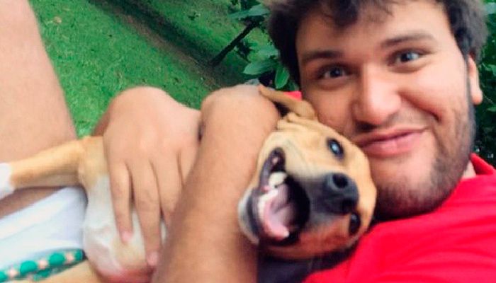 Ronald Rios abraça um de seus cachorros / Divulgação/Instagram