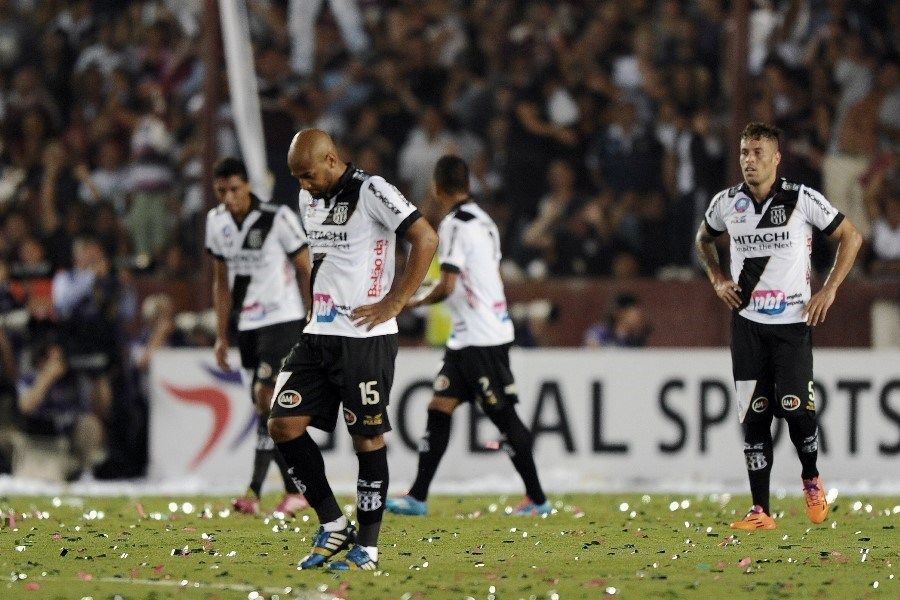 Jogadores da Ponte Preta lamentam gol sofrido na Argentina / Daniel Garcia/AFP