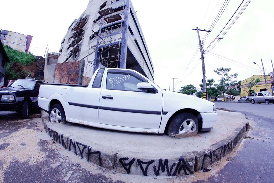 Carro foi achado cimentado em calçada de BH / Alberto Wu/Futura Press/Folhapress