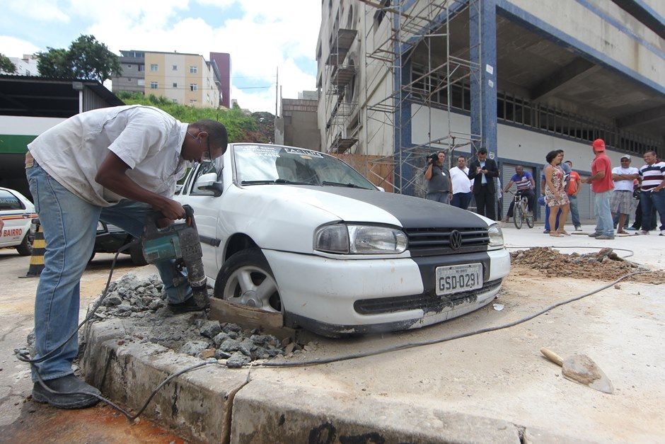 Calçada foi concretada e o automóvel acabou preso no ciment / Alex de Jesus/O Tempo/Folhapress