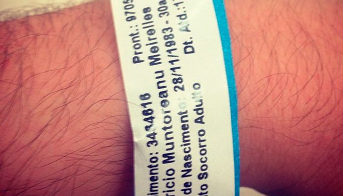 Mau Meirelles mostra sua pulseirinha do hospital / Divulgação/Instagram