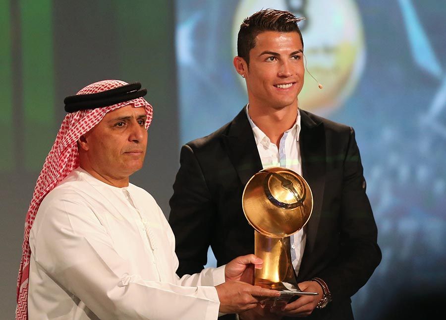 Cristiano Ronaldo recebe prêmio em Dubai / Marwan Naamani / AFP