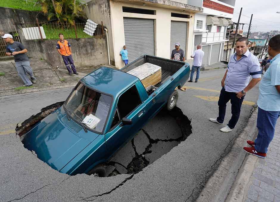 Carro entrou em buraco em Itapecerica / Nelson Antoine/Fotoarena/Folhapress