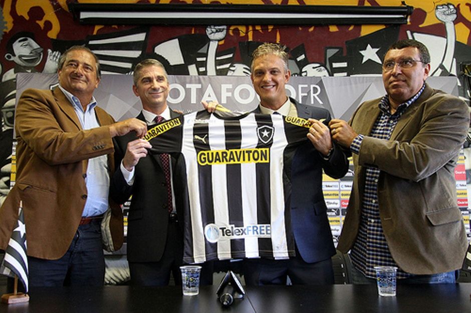 Dirigentes do clube e da empresa mostram a camisa do Botafogo / Divulgação/Assessoria de imprensa do Botafogo