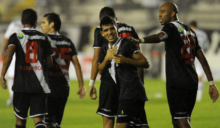 Jonathan comemora primeiro gol do Vasco na partida