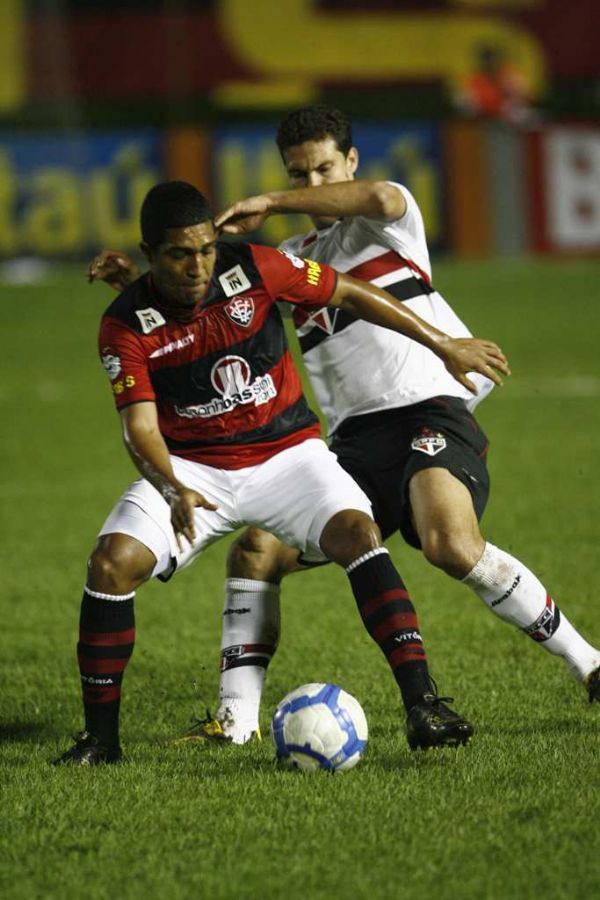 Ricardo Conceição protege bola de Hernanes durante partida no Barradão