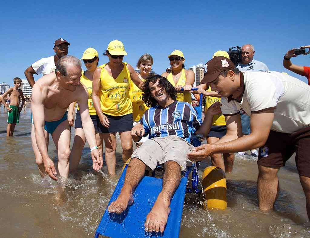 Governador levou Edemar, de 23 anos, para tomar banho de mar / Divulgação/Caco Argemi/Palácio Piratini