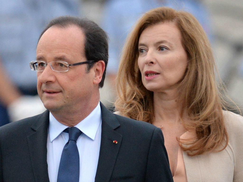 Foto feita em junho de 2013 mostra o presidente francês Francois Hollande e sua companheira Valerie Trierweiler chegando no aeroporto de Tóquio. / Kazuhiro Nogi/AFP Photo