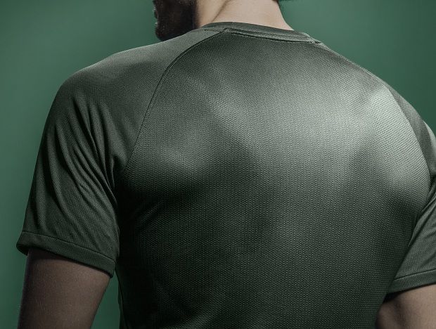 A camisa possui a tecnologia Double Knit, que extrai o suor do corpo para fora do tecido para evaporação mais rápida