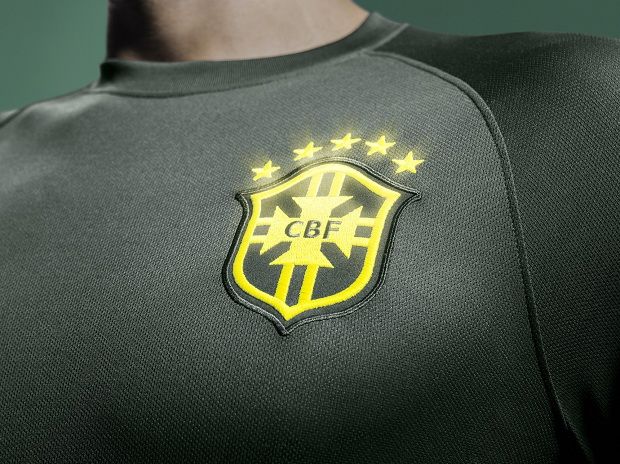 O escudo e o logo da Nike brilham no escuro